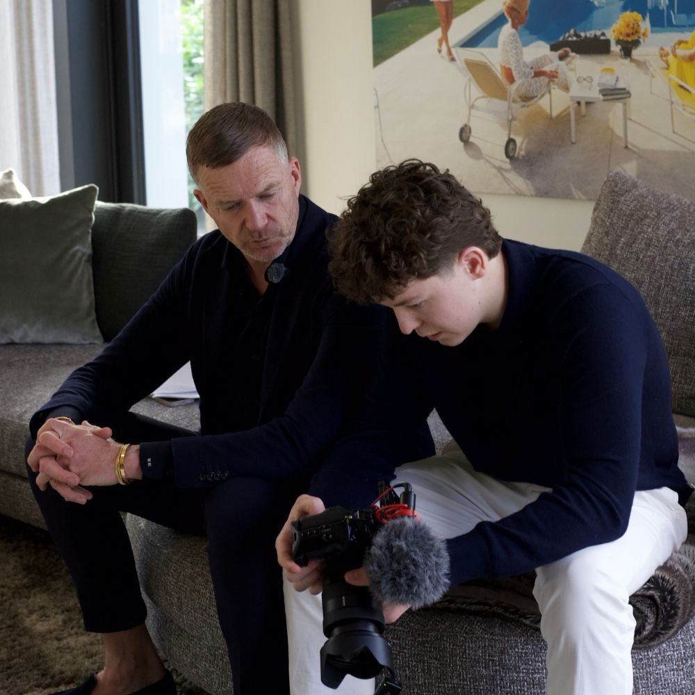 Niek Bergamin, oprichter van ViralSocials, bekijkt de beelden op de camera